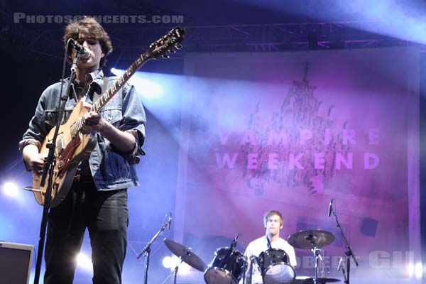 VAMPIRE WEEKEND - 2008-07-04 - PARIS - Hippodrome de Longchamp - Ezra Michael Koenig - Christopher William Tomson